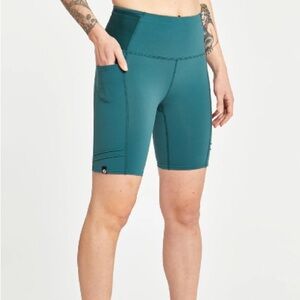 Oiselle mid length pocket jogger shorts. Juniper Size 6.